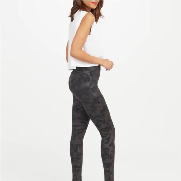 Spanx Faux Leather Camo Leggings in Black Size Small - Picture 4 of 11